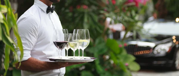 Servitör som serverar vin — Stockfoto