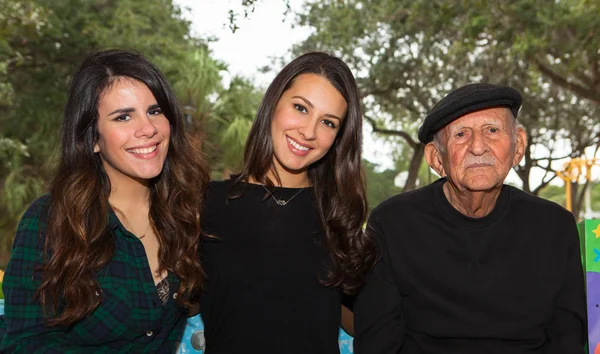 Abuelo y nietas — Foto de Stock