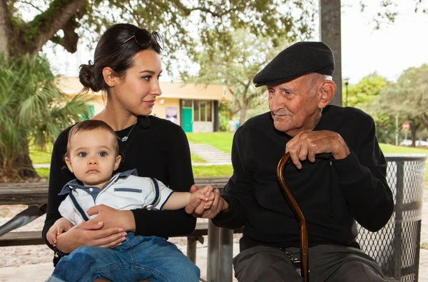 Grootvader en kleinkinderen — Stockfoto