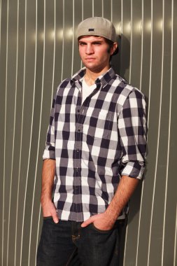 Yakışıklı genç adam.