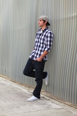 Yakışıklı genç adam.