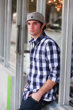 Yakışıklı genç adam.