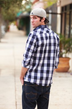 Yakışıklı genç adam.