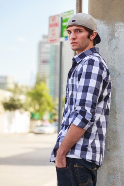 Yakışıklı genç adam.