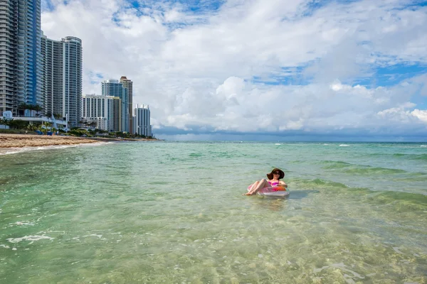 Mujer bonita playa — Foto de Stock