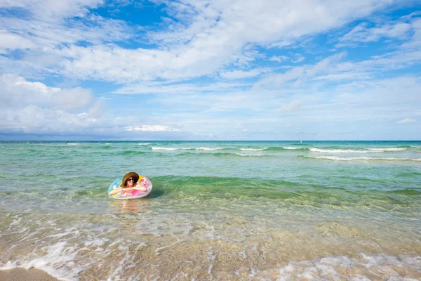 Mooie strand vrouw — Stockfoto