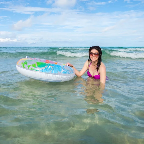 Bella spiaggia donna — Foto Stock