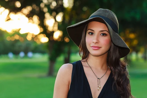 Hermosa joven mujer — Foto de Stock