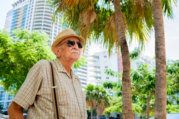 Älterer Mann im Freien — Stockfoto