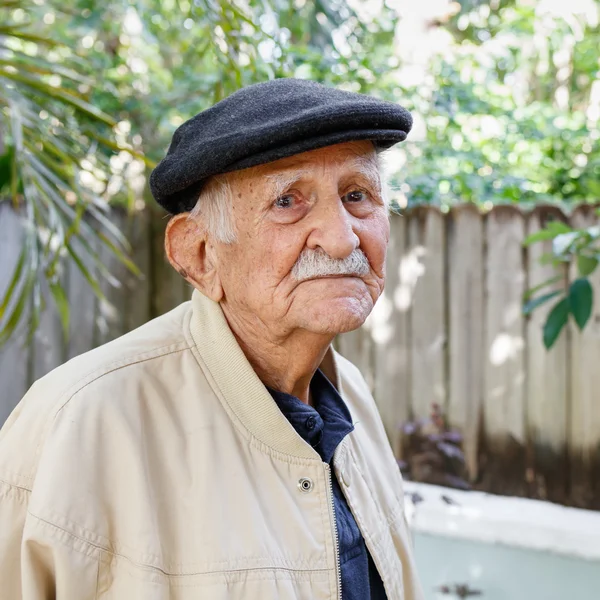 Anciano hombre al aire libre — Foto de Stock