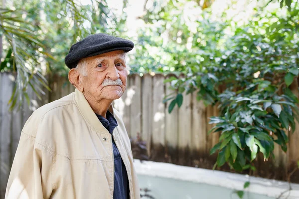 Ηλικιωμένος άνδρας σε εξωτερικούς χώρους — Φωτογραφία Αρχείου