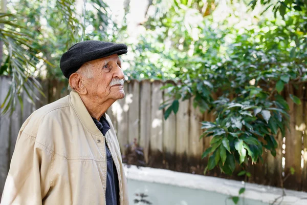 Ηλικιωμένος άνδρας σε εξωτερικούς χώρους — Φωτογραφία Αρχείου