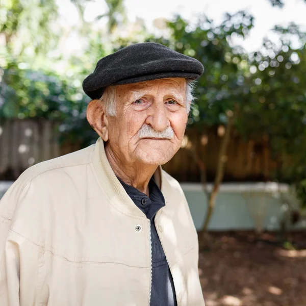 Homme âgé à l'extérieur — Photo