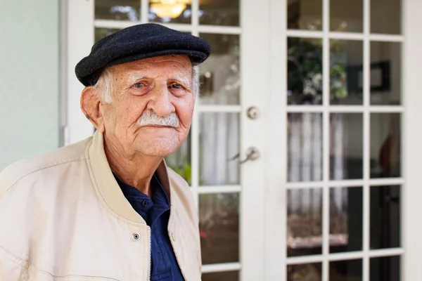 Oudere man buiten — Stockfoto