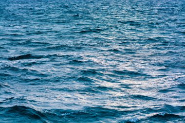 Gün ışığında mavi deniz suyu.