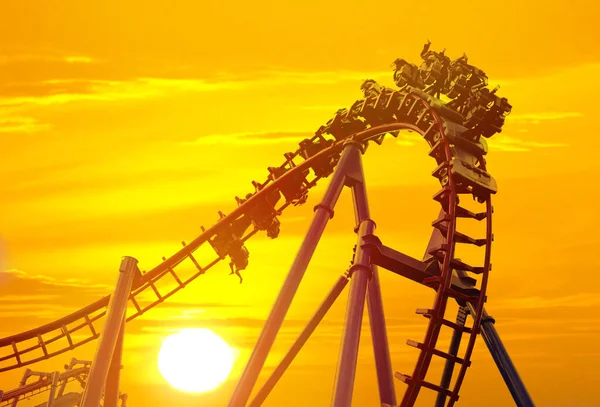 Roller Coaster Parku Rozrywki Tle Zachodu Słońca — Zdjęcie stockowe