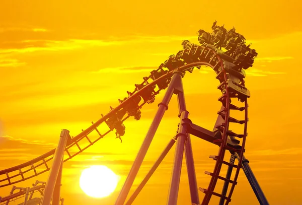 Lunaparktaki Lunaparkta Gün Batımı Arka Planında Hız Treni — Stok fotoğraf