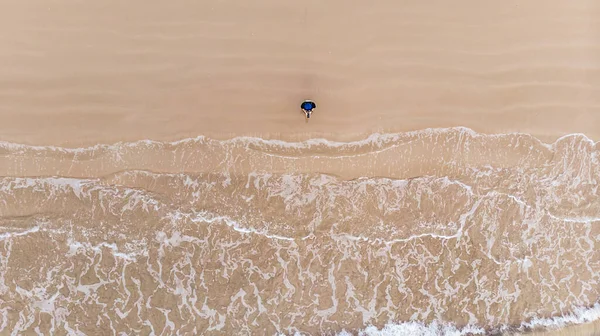 Vista Superior Una Hermosa Playa Con Una Mujer Está Pie — Foto de Stock