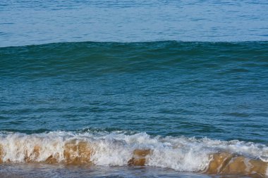 Kumsal ve dalgalar sabah.