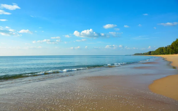 Kumsal ve dalgalar sabah.