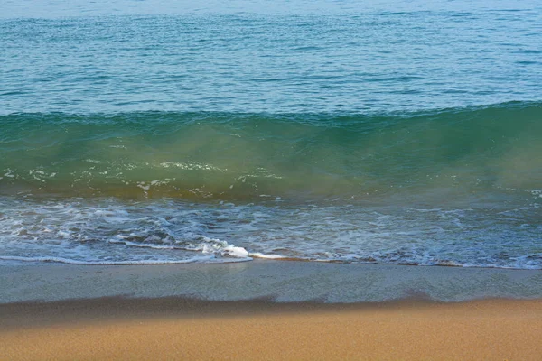 Пляж Волны Утром — стоковое фото