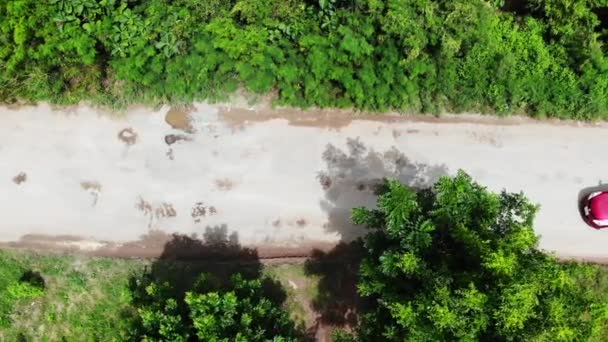 Vista aérea da estrada de terra em rural. — Vídeo de Stock