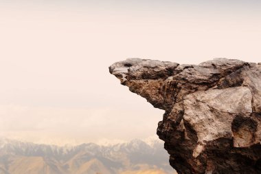 Bulutlarda dağlı uçurum taşı.