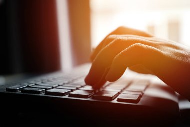 Salgın sırasında evden çalışıyor..