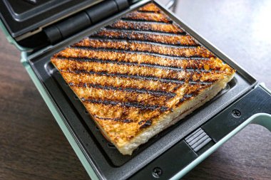 Sandviç makinesinden yanmış ekmek..