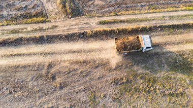 Hava manzaralı, bir kamyon yol boyunca koşuyor..