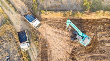 İnşaat alanında çalışan kazıcı.