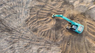 İnşaat alanında çalışan kazıcı.