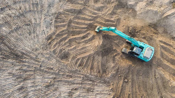 İnşaat alanında çalışan kazıcı.