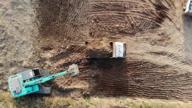 Hava manzaralı, bir kamyon yol boyunca koşuyor..