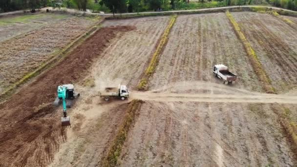 Excavatrice travaillant sur chantier