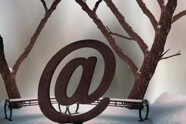 E-posta (Internet) işareti sokakta