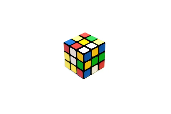 Beyaz bir arka plan üzerinde Rubik küpü