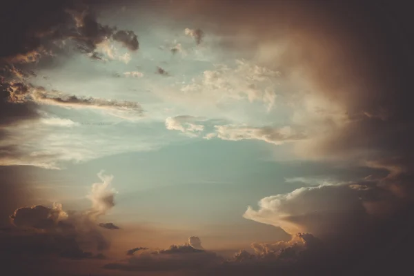 gün batımında bulutlar.