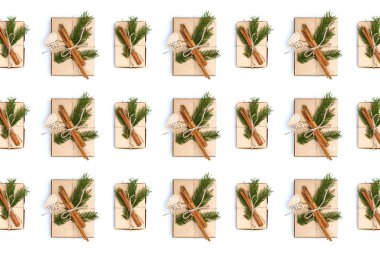 Beyaz üzerinde çam ağacı dalı olan el sanatları kutuları 