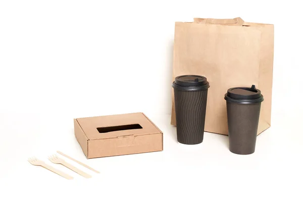 Boîte alimentaire récipient paquet carton tasse et fourchette en bois sur l'isolement blanc — Photo