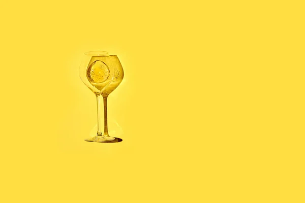 Copo com vinho branco ou champaign sobre fundo amarelo. Flat lay estilo. — Fotografia de Stock