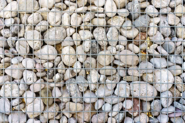 金属网下的纹理背景石头。自然形态. — 图库照片