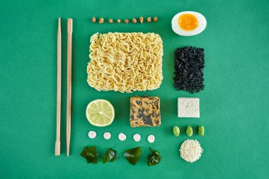 Düz konsept ramen çorbası. Erişte, yumurta, yeşil yosun.