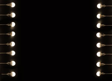 Siyah arkaplanda lambalar yanıyor 