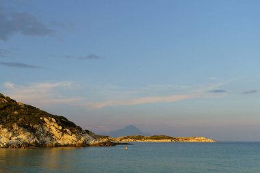 Güneşli bir günde Deniz Dağı Manzarası