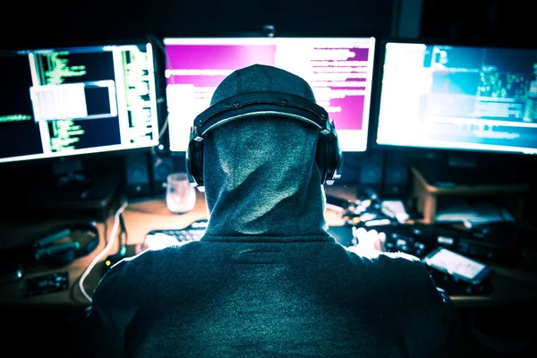 Professionel Hacker på arbejdspladsen - Stock-foto