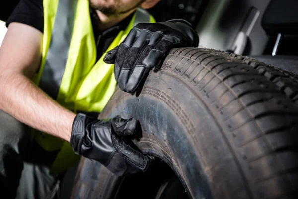 Lavoratore sostituzione auto pneumatico — Foto Stock