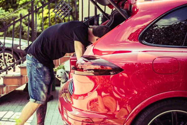 Men Cleaning Car Trunk — Stock Photo, Image