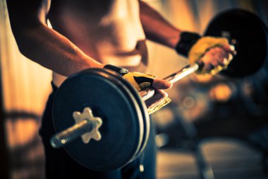 Bir spor salonunda ağırlık kaldırma