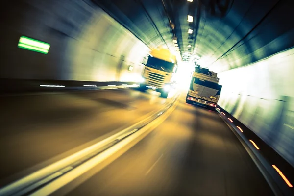 Rasende Lastwagen im Tunnel — Stockfoto